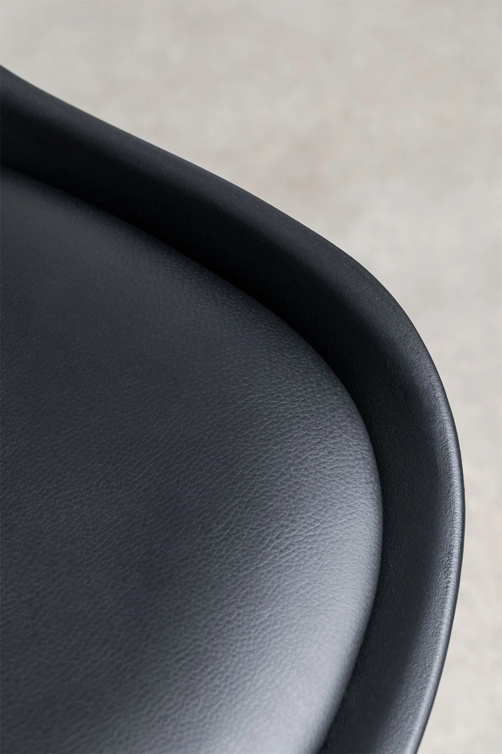 Silla Eames Acolchada Negra
