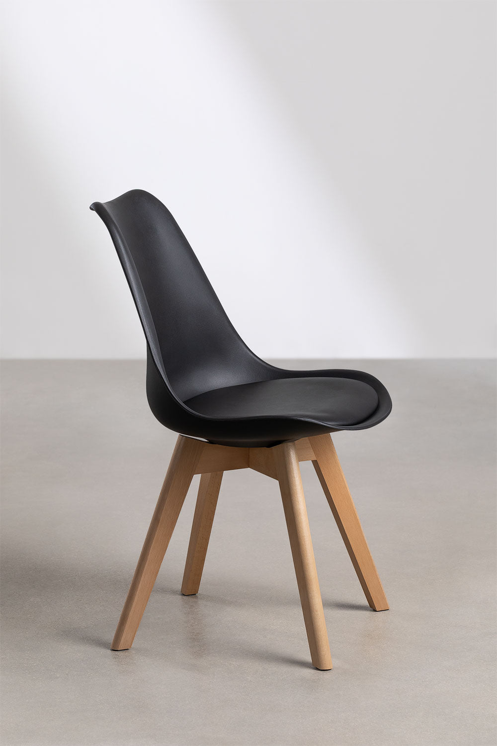 Comedor Mesa Tulip Wood Negra Con 4 Sillas Tulip Acolchada Negras