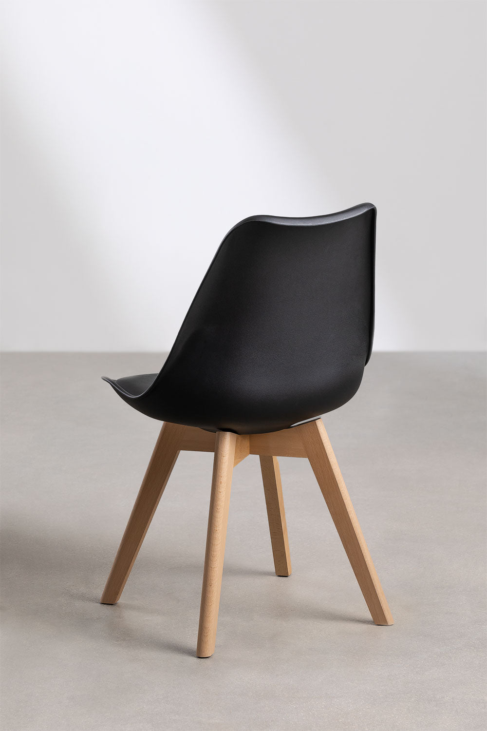 Comedor Mesa Eames Redonda De Vidrio 80cm Y 4 Sillas Tulip Negras